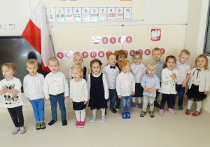Maluchy stoją na baczność i śpiewają hymn Polski.